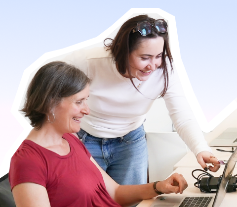 Photo de deux membres du collectif au travail