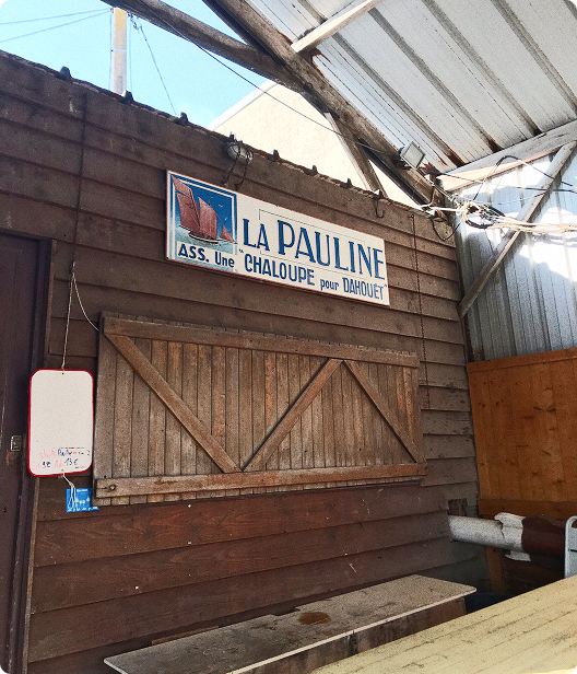 image du hangar où stationne le bateau appelé "La Pauline" à Daouet