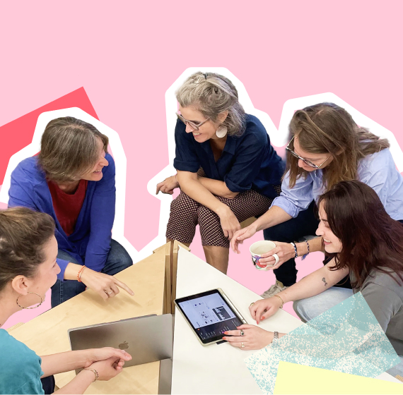 Photo de deux membres du collectif au travail
