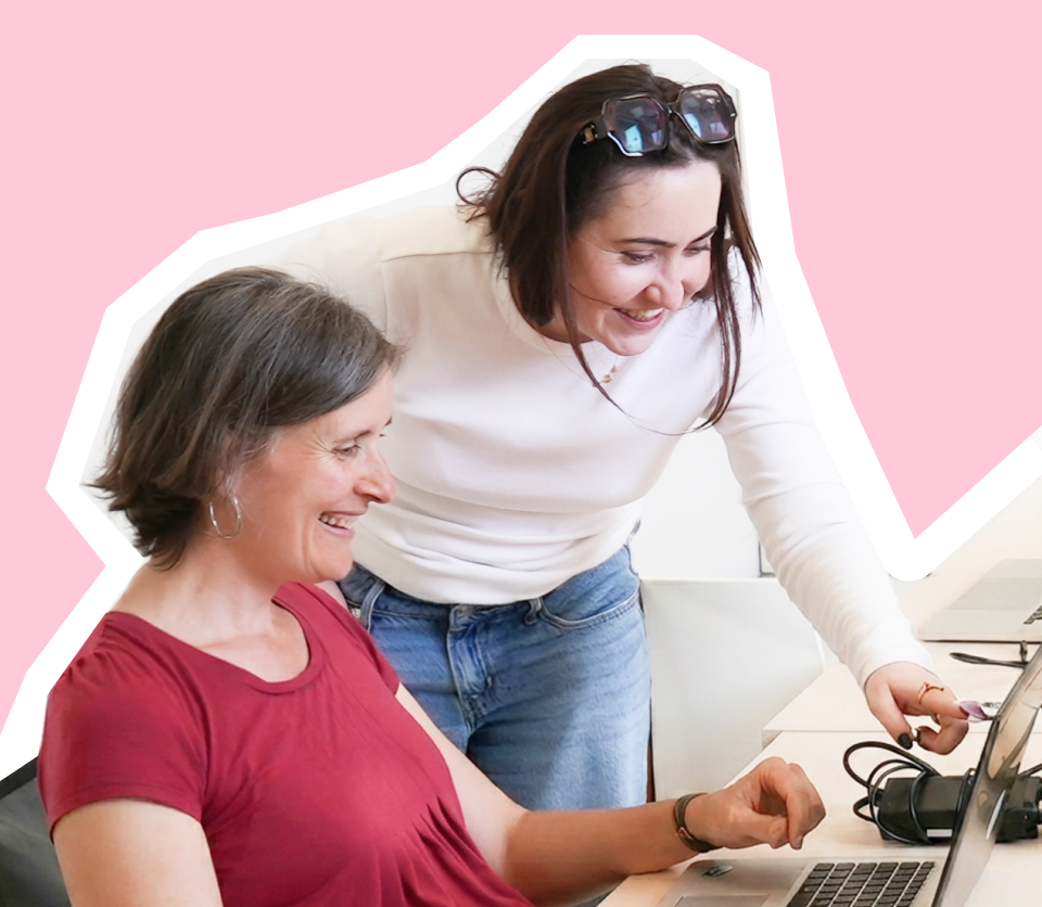 Photo de deux membres du collectif au travail