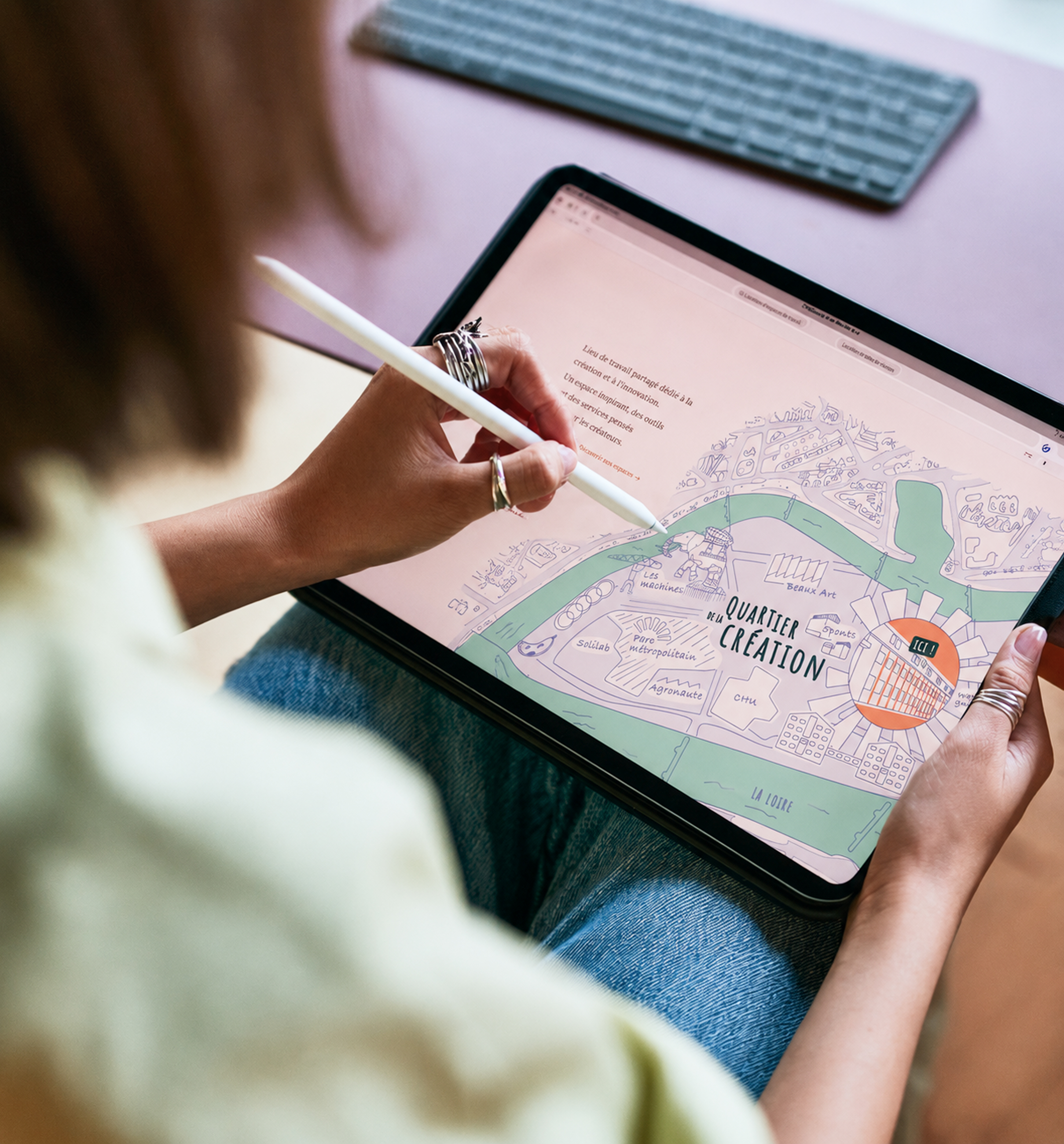 image zoom sur une tablette sur un bureau