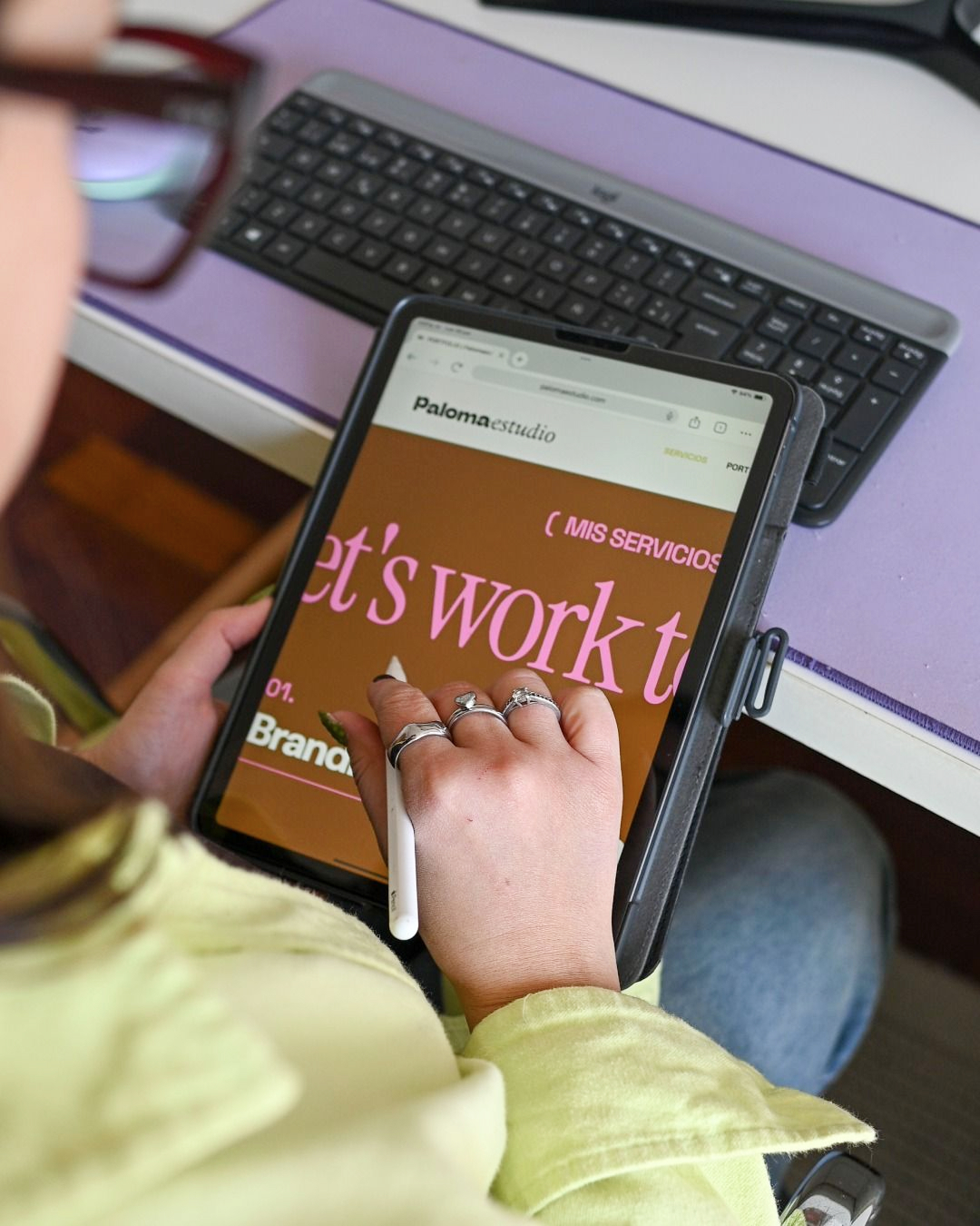 image zoom sur une tablette sur un bureau