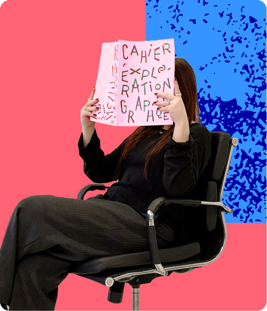portrait sur chaise avec un carnet qui cache le visage