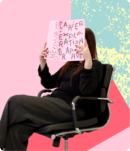 portrait sur chaise avec un carnet qui cache le visage
